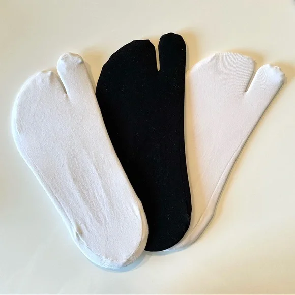 NWT GALPADA white and black no show Tabi split toe flip flop socks, 3-pack - Picture 3 of 5